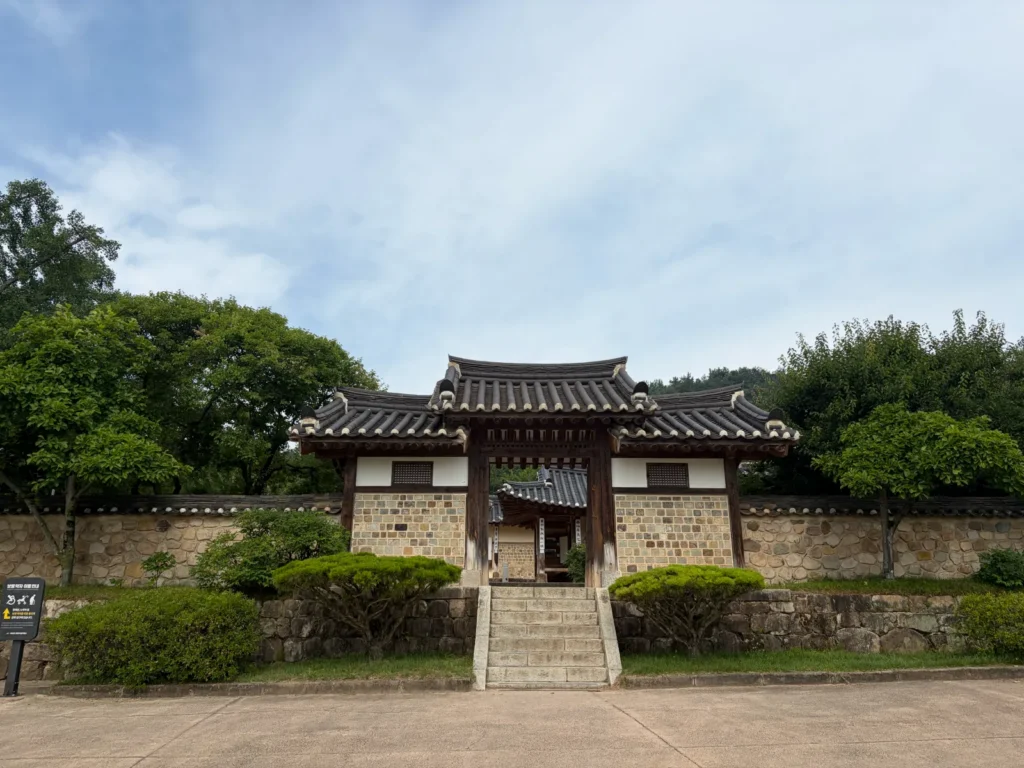 PT203 의 컨트롤 포인트 중의 하나 추사고택, 고즈넉한 한옥의 입구 사진입니다.