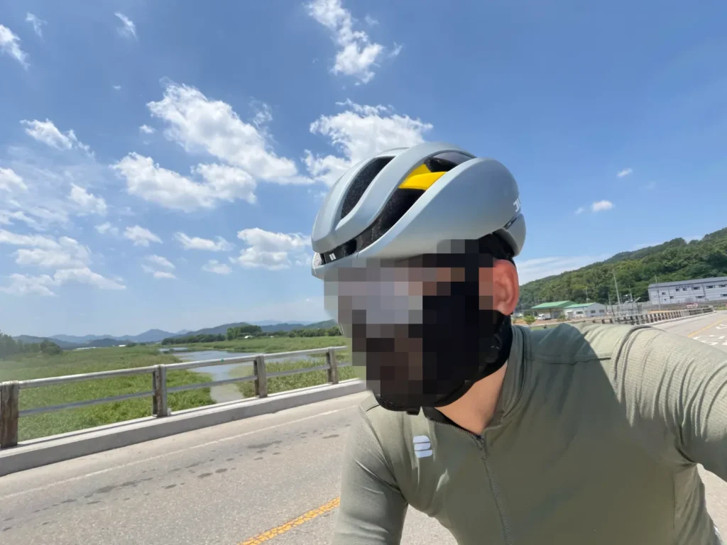 무더운 여름 라이딩 사진, 마스크를 쓰고 자전거를 타고 있다